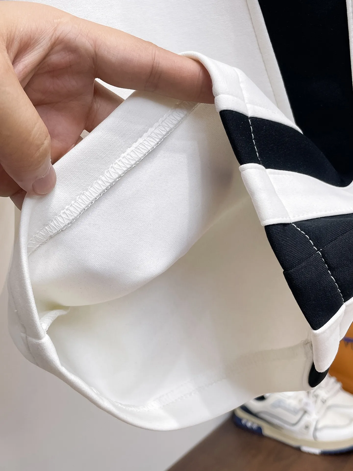 Balenciaga's three-standard complete 2026 summer New Arrival men's casual shorts, advanced custom-made Breathable fabric, Breathable fabric, extremely stretchy and comfortable, impeccable details, top-grade accessories, original logo design concept, delicate and soft feel! The upper body fit is awesome! Size: M-XXXL Please state your height and weight when ordering